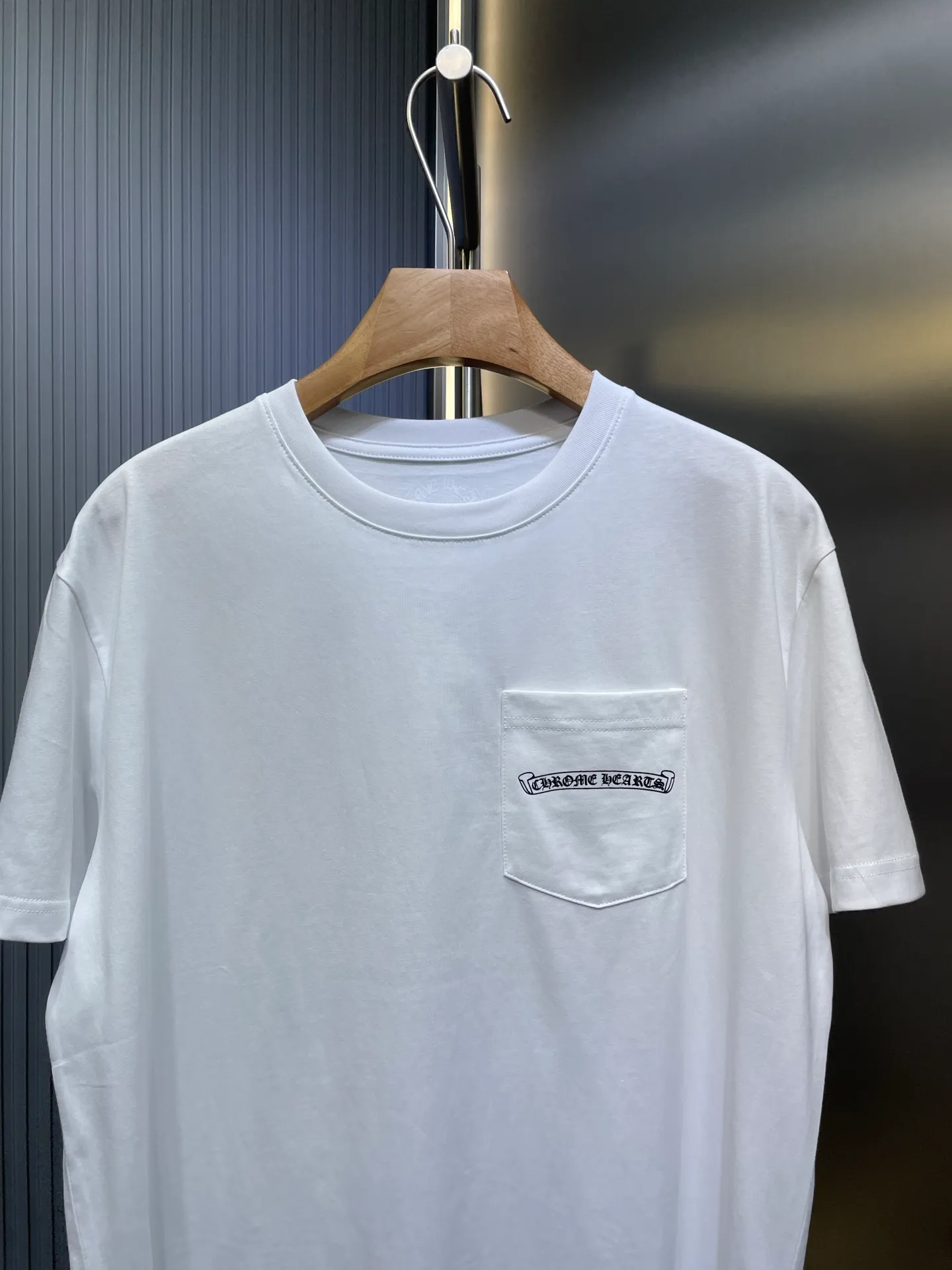 🅿️280 Heart CH 🌟【Top original item】Shadow cross short-sleeved T-shirt on the back. Made of customized 205G 26s 100% distilled cotton fabric, the upper body feels comfortable on the skin. Custom woven and dyed, the color is 100% consistent. The logo is made using imported screen glue printing technology, with a full three-dimensional feel and perfect details. The entire set of accessories is independently developed, and every small detail is perfectly presented. Size: s m l